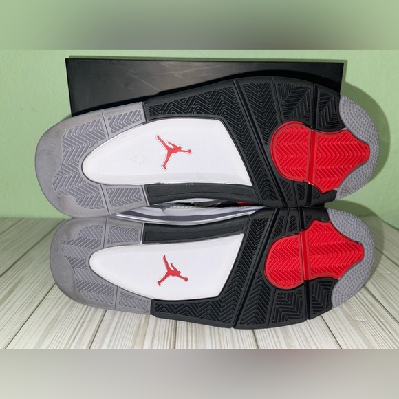 Preowned/Lightly Used: Air Jordan 4 Retro: Cement 4 Size 10 - Picture 6 of 11